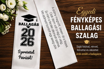 Egyedi ballagási szalag személyes felirattal és ballagási idézettel, fehér virágokkal fa háttéren.