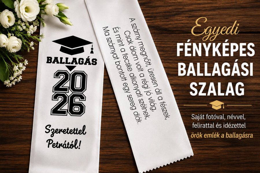 Egyedi ballagási szalag személyes felirattal és ballagási idézettel, fehér virágokkal fa háttéren.