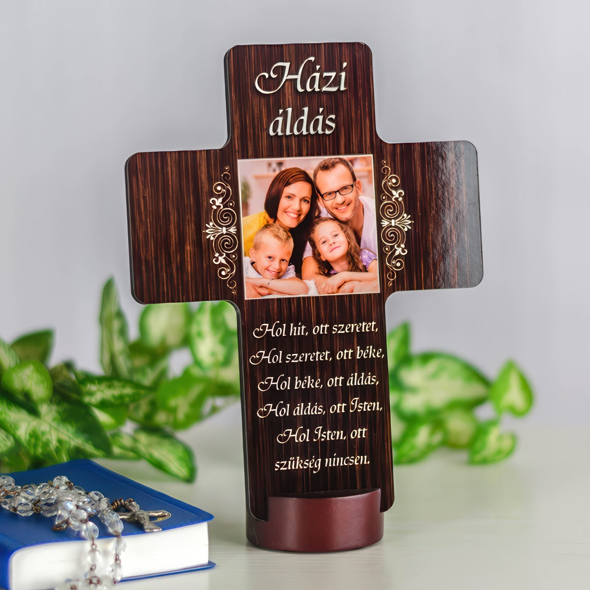Egyedi fényképes házi áldás fa hatású kereszt formában, középen családi fotóval és „Házi áldás” felirattal, alatta vallásos idézettel.