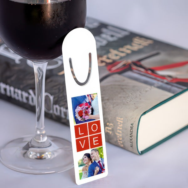 „LOVE” feliratos egyedi fényképes könyvjelző, ahol a két kép szabadon cserélhető, romantikus és személyes ajándék pároknak és könyvrajongóknak.
