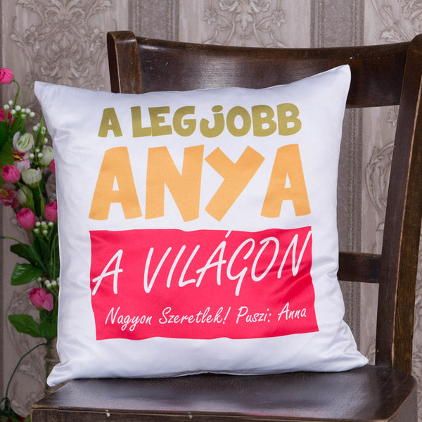 Egyedi feliratos kispárna „A legjobb anya a világon” felirattal, személyre szabható üzenettel, anyák napjára vagy különleges alkalmakra ajándéknak.