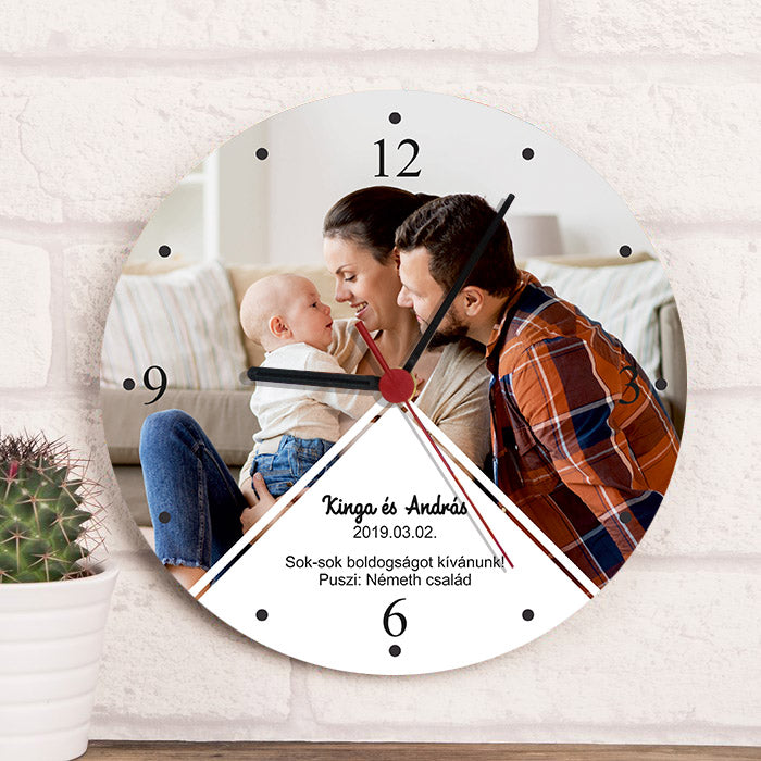 Egyedi fényképes falióra személyre szabható felirattal és saját fotóval, emlékezetes és praktikus ajándék különleges alkalmakra.