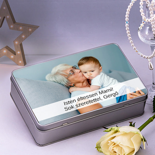 Egyedi fényképes fémdoboz személyes felirattal és szabadon cserélhető fotóval, megható ajándék nagyszülőknek, családi ünnepekre.