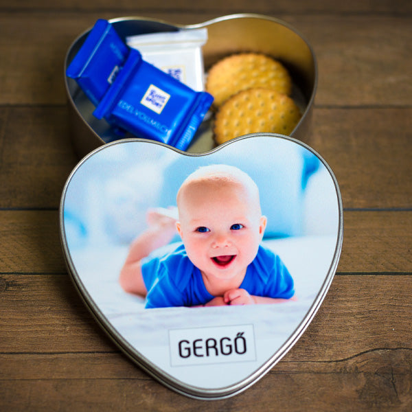Szív alakú fényképes fémdoboz egyedi névvel és cserélhető fotóval, aranyos és személyes ajándék gyerekeknek vagy családtagoknak.
