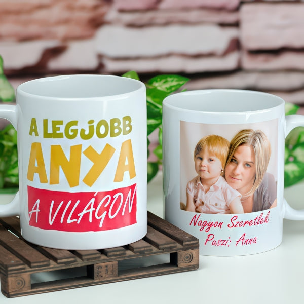 Két bögre, az egyiken A legjobb anya a világon felirat, a másikon anya és kislánya fotója szeretetteljes üzenettel