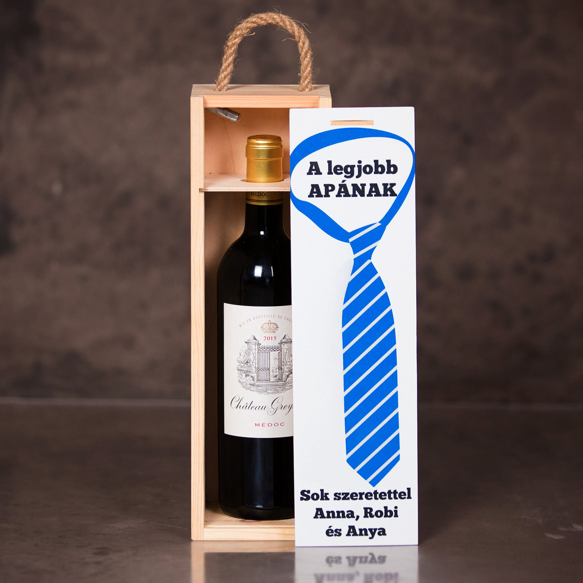 Apáknak készült egyedi borosüvegdoboz nyakkendő mintás dizájnnal és felirattal, elegáns fa boros ajándékdoboz különleges alkalmakra