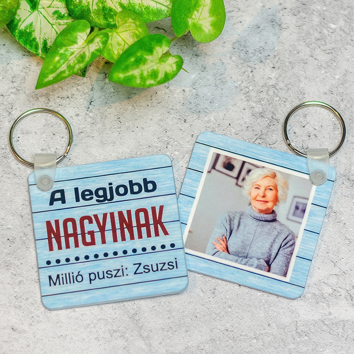 Fényképes kulcstartó „A legjobb nagyinak” felirattal – személyre szabható ajándék nagymamáknak 57×57 mm