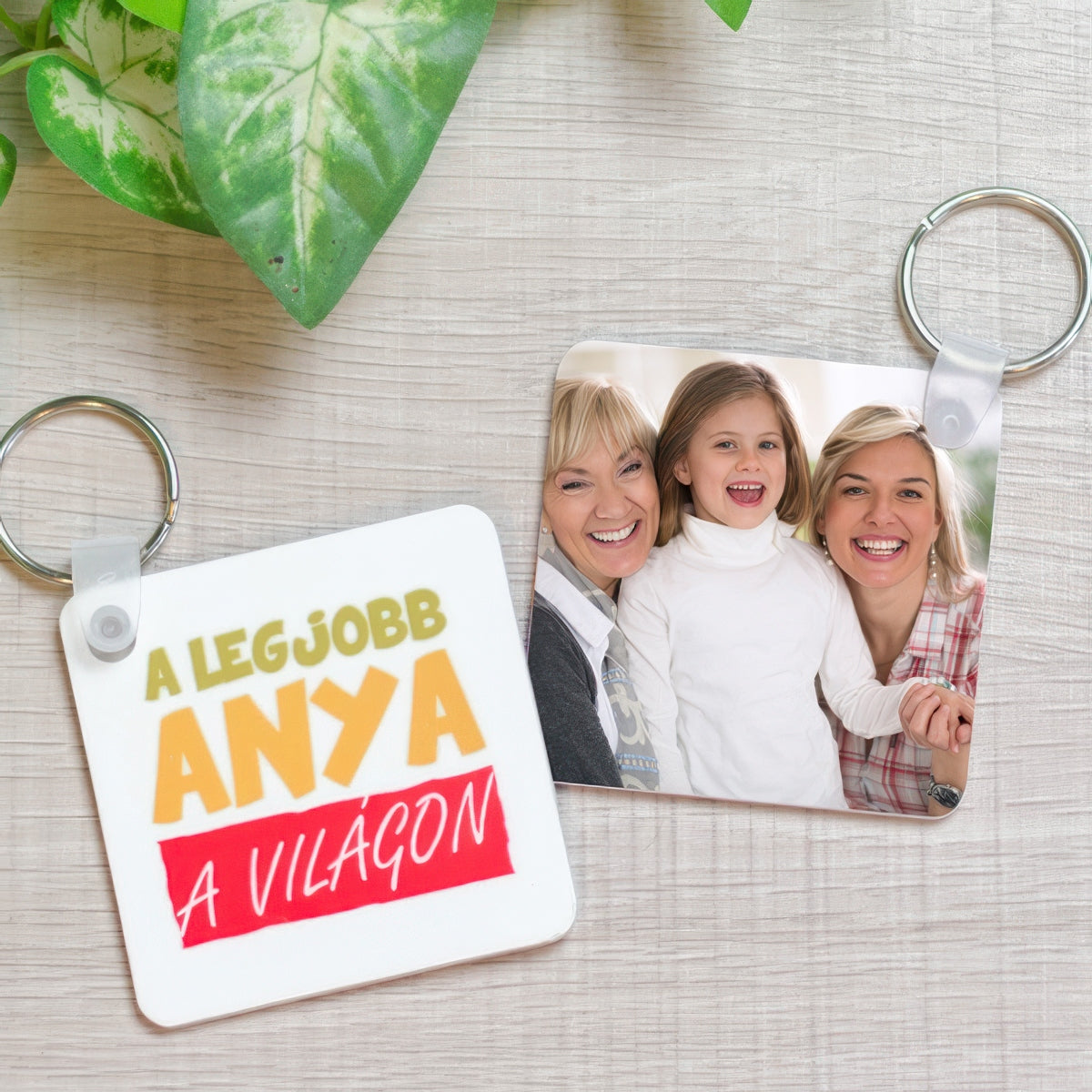 Egyedi fényképes kulcstartó „A legjobb anya a világon” felirattal. Megható, személyre szabható ajándék Anyák napjára vagy születésnapra.