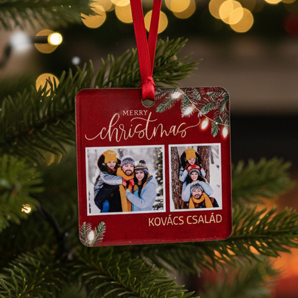 Piros akril fényképes karácsonyfadísz „Merry Christmas” felirattal, két családi fotóval és „Kovács család” névvel, karácsonyfán