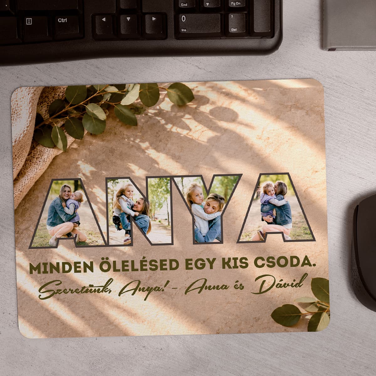 ANYA feliratos fényképes egérpad, a betűkben anya és kislánya fotóival, alatta „Minden ölelésed egy kis csoda. Szeretünk, Anya!” felirattal