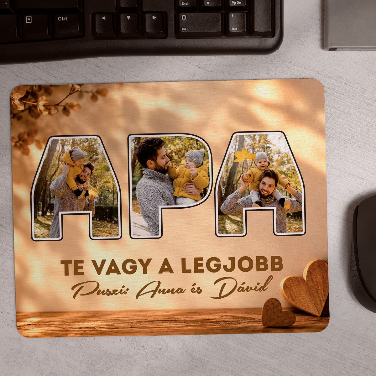 APA feliratos fényképes egérpad, a betűkben apa és kisgyermeke fotóival, alatta „Te vagy a legjobb, puszi: Anna és Dávid” felirattal
