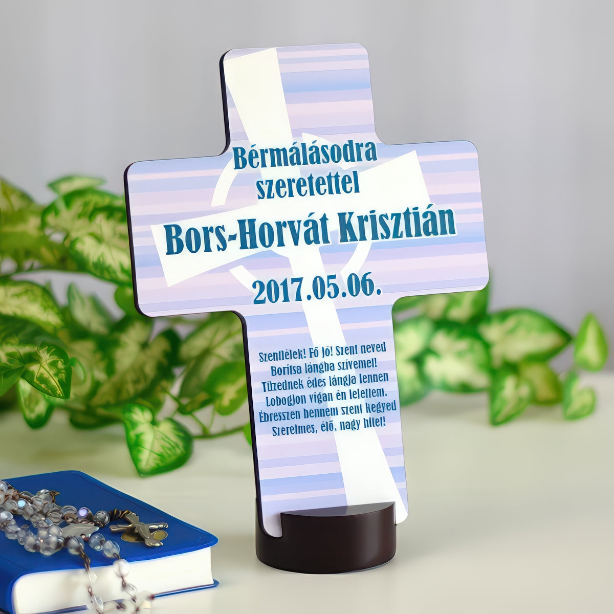 Egyedi bérmálási kereszt névvel és dátummal, pasztell háttérrel, talpon álló személyre szabható vallási emléktárgy.