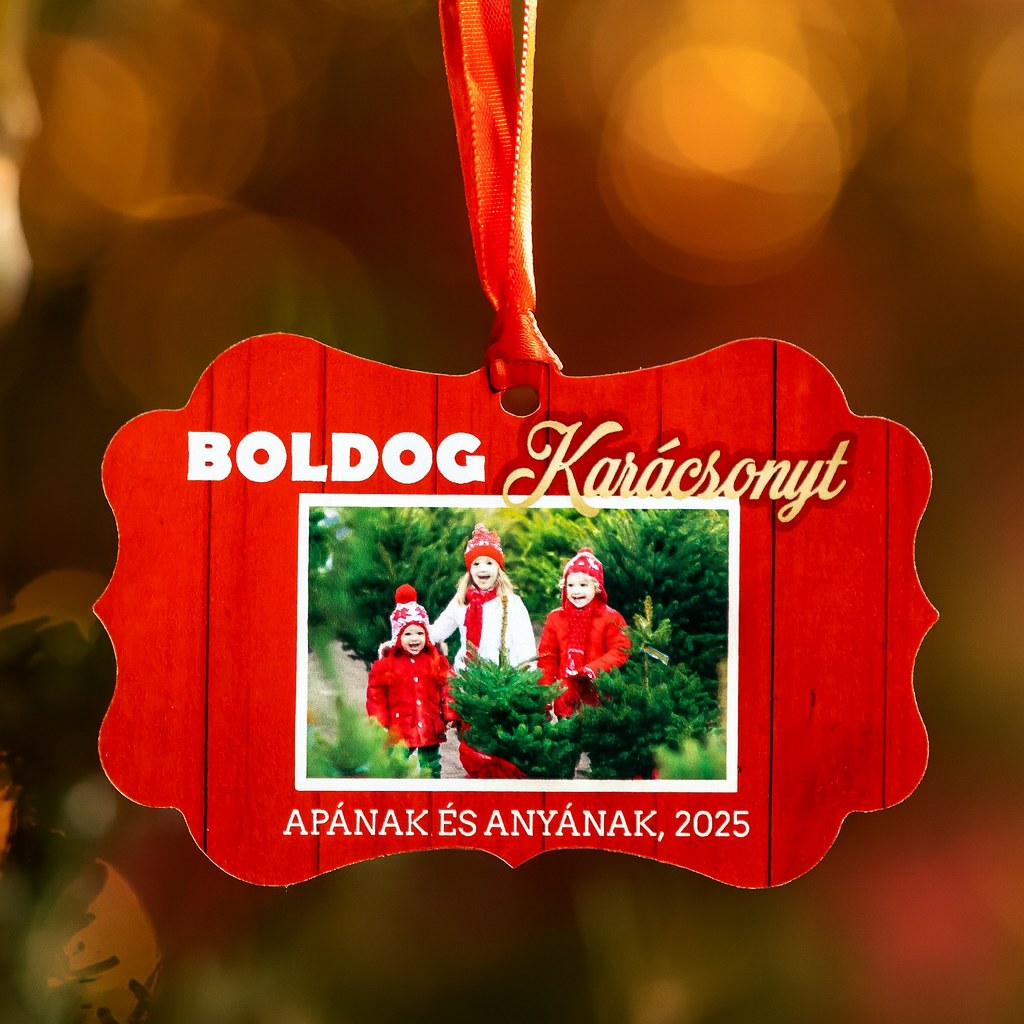 Egyedi fényképes karácsonyfadísz piros fa mintával, saját fotóval és Boldog Karácsonyt felirattal.