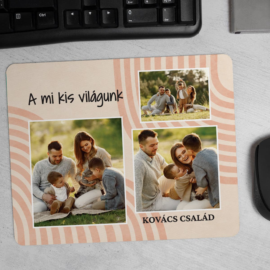 Családi fényképes egérpad 3 képpel és „A mi kis világunk” felirattal, billentyűzet mellett