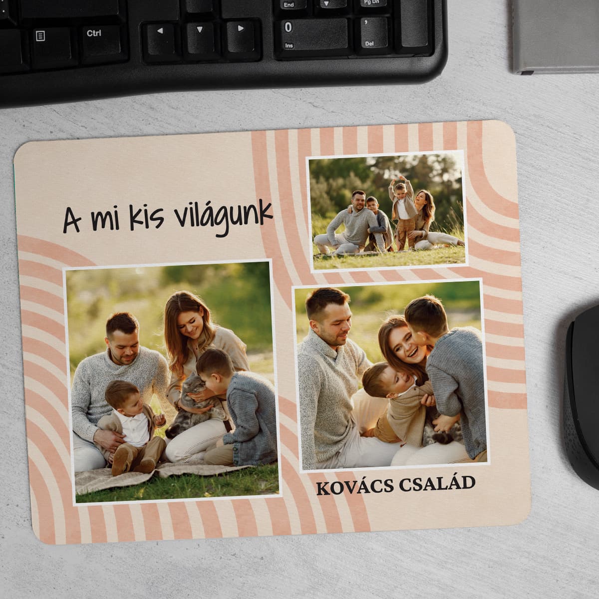 Családi fényképes egérpad 3 képpel és „A mi kis világunk” felirattal, billentyűzet mellett