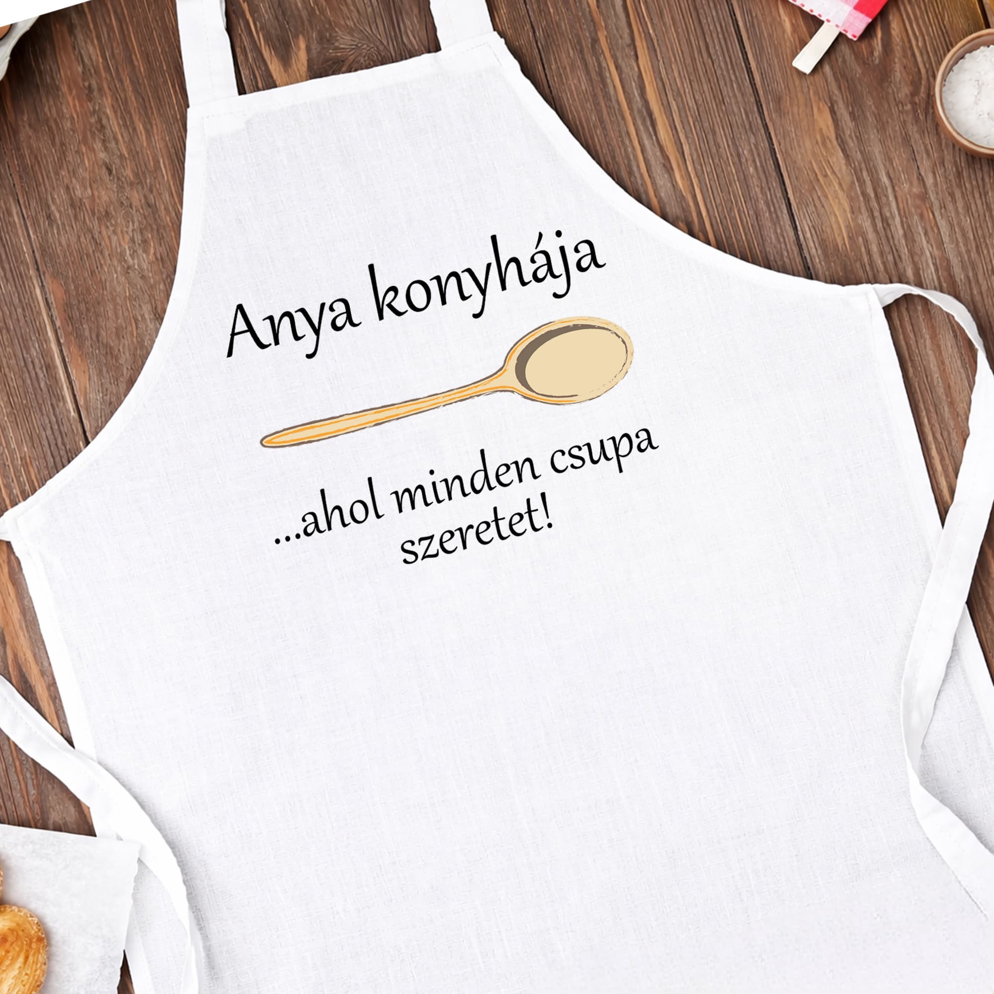 Egyedi kötény felirattal – fehér kötény fakanál grafikával, személyre szabható névvel, ajándék kötény