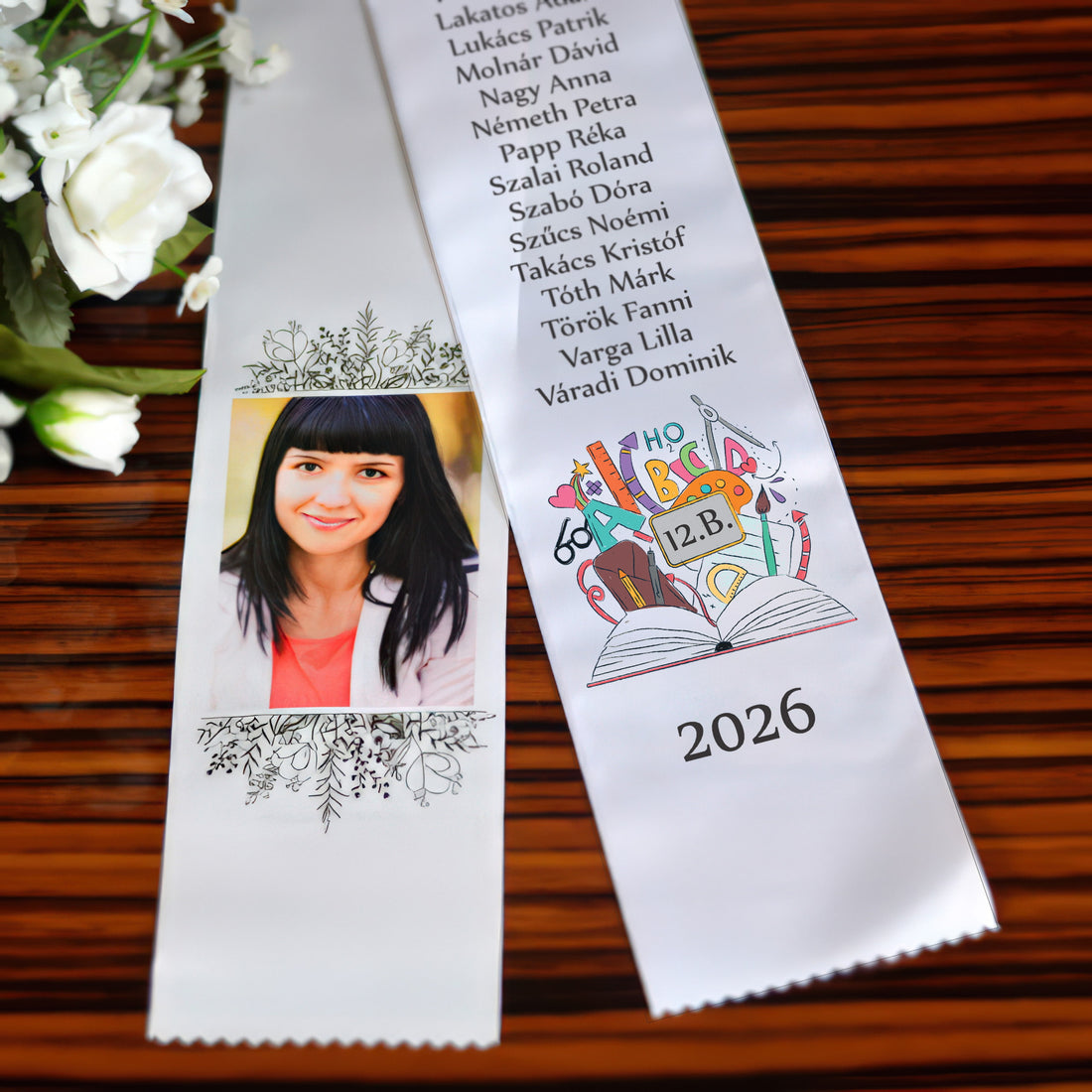 Egyedi fényképes ballagási szalag osztálynévsorral és fotóval – személyre szabható ballagási ajándék osztályközösségeknek.