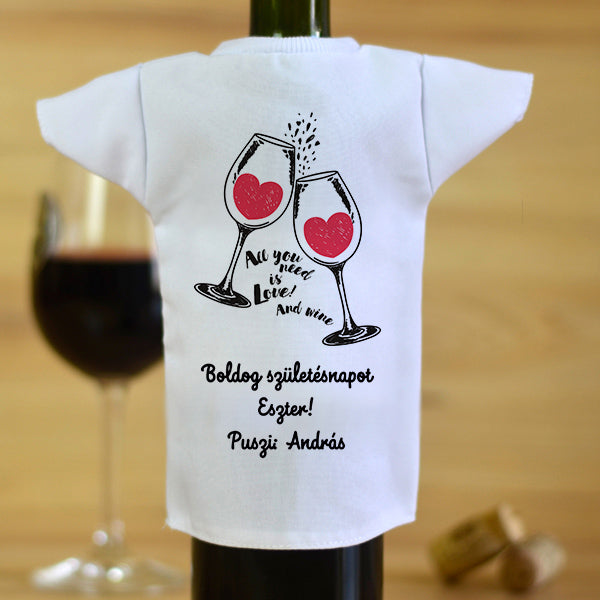 Egyedi borosüveg póló „All you need is love… and wine” felirattal, 3 sor személyre szabható szöveggel – fehér poliészter kiegészítő 0,75 literes borosüveghez, romantikus ajándék Valentin-napra vagy évfordulóra.