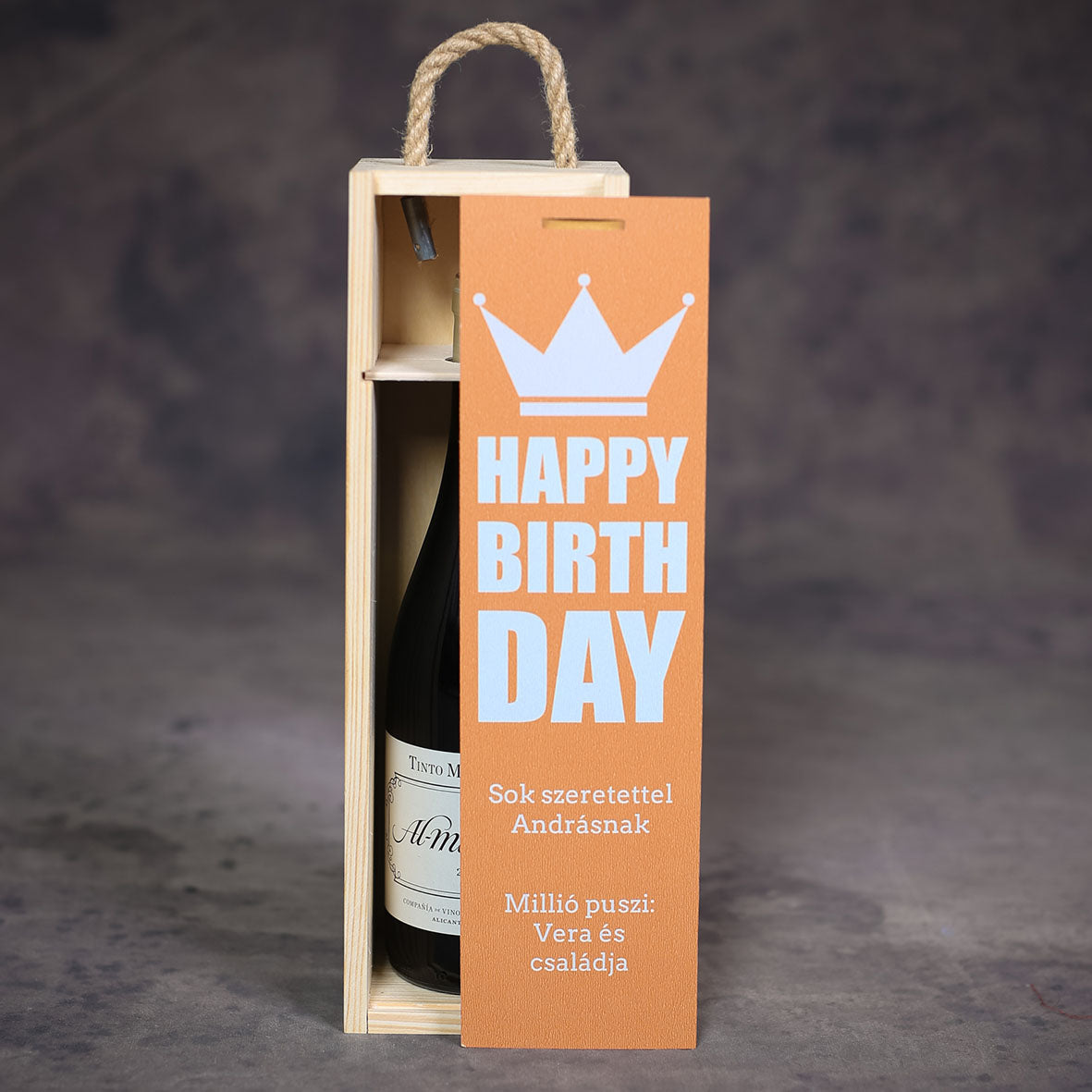 Születésnapi egyedi borosüvegdoboz személyes felirattal, cserélhető szöveggel, elegáns fa ajándékdoboz különleges meglepetésnek