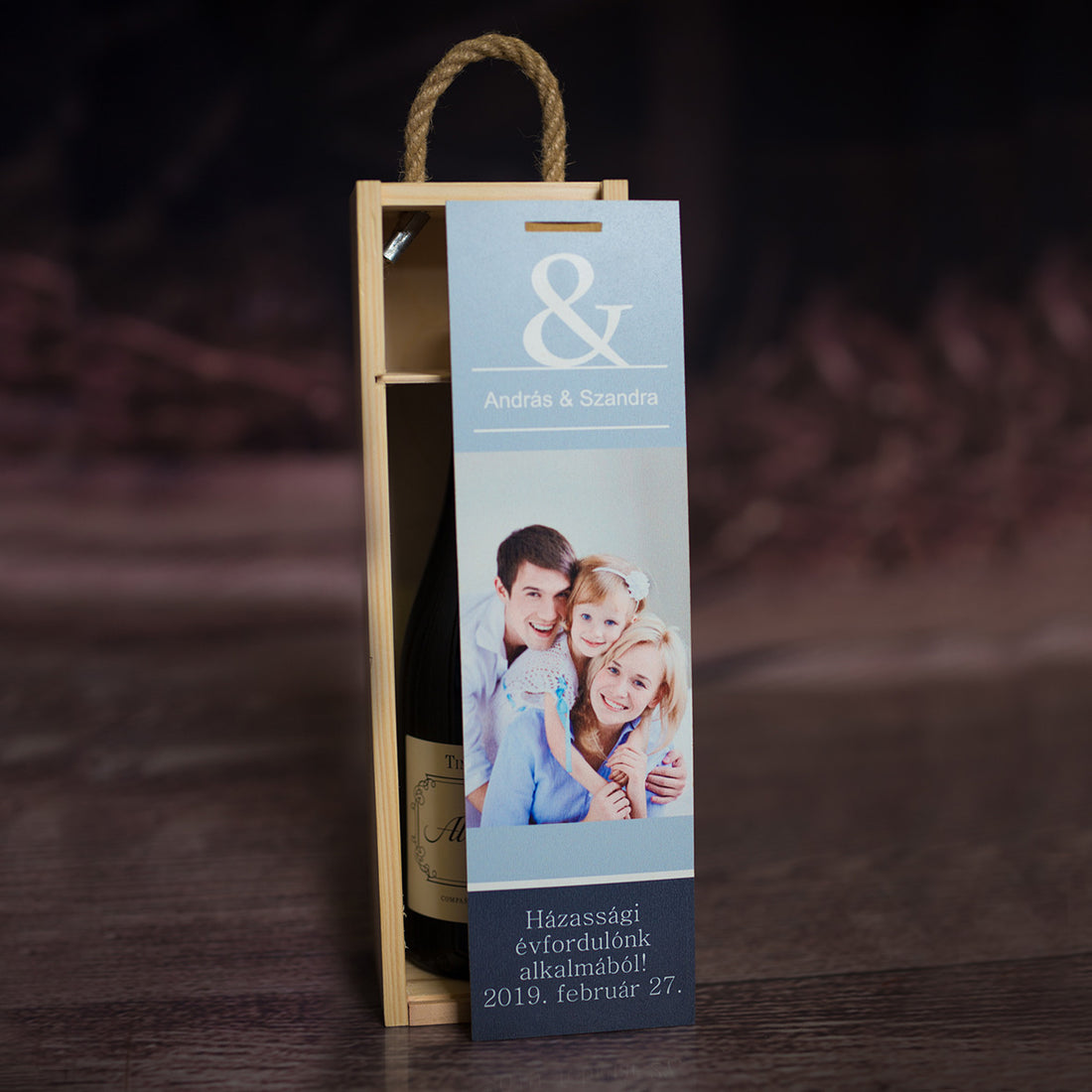 Egyedi fényképes borosüvegdoboz „&” jellel, cserélhető nevekkel, képpel és személyes felirattal, elegáns fa ajándékdoboz évfordulóra