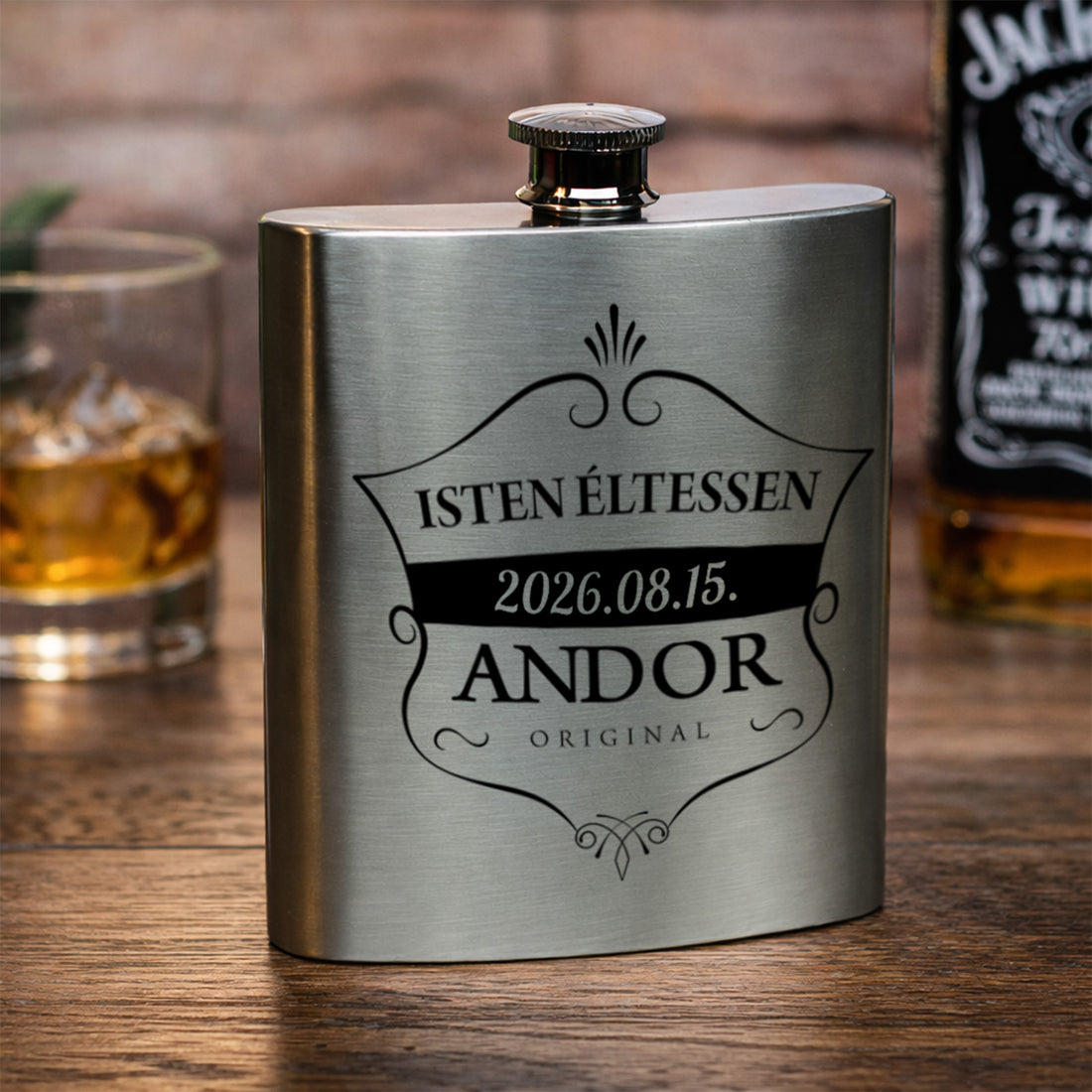 Egyedi gravírozott 200 ml-es rozsdamentes acél flaska névvel és dátummal, férfias designnal, man cave háttérben.
