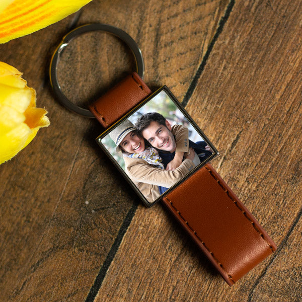 Fényképes fém–bőr kulcstartó barna kivitelben – személyre szabható elegáns ajándék saját fotóval 27×27 mm
