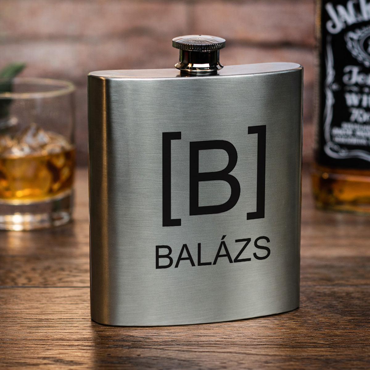 Egyedi monogramos 200 ml-es rozsdamentes acél flaska névvel gravírozva, modern férfias designnal, ajándék férfiaknak.