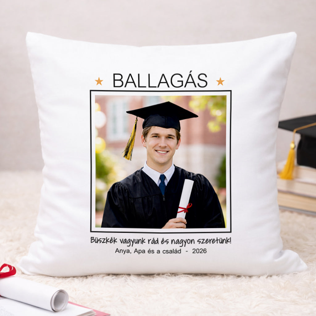 Egyedi fényképes ballagási párna saját fotóval és felirattal, 40×40 cm-es fehér kispárna – személyre szabható ballagási ajándék diákoknak.