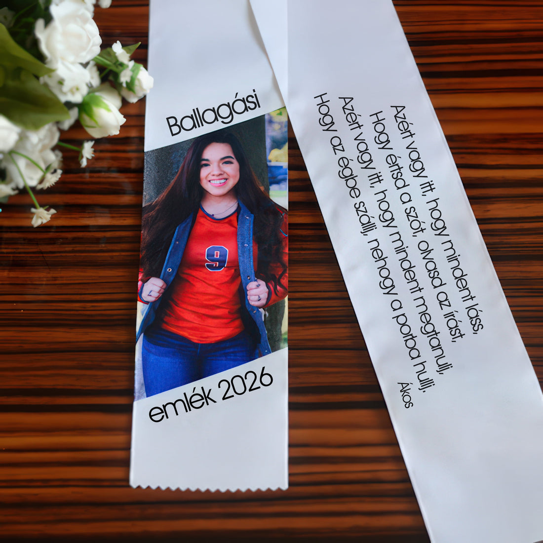 Egyedi fényképes ballagási szalag csokorra saját fotóval és idézettel, cikk-cakk végződéssel – személyre szabható ballagási ajándék.