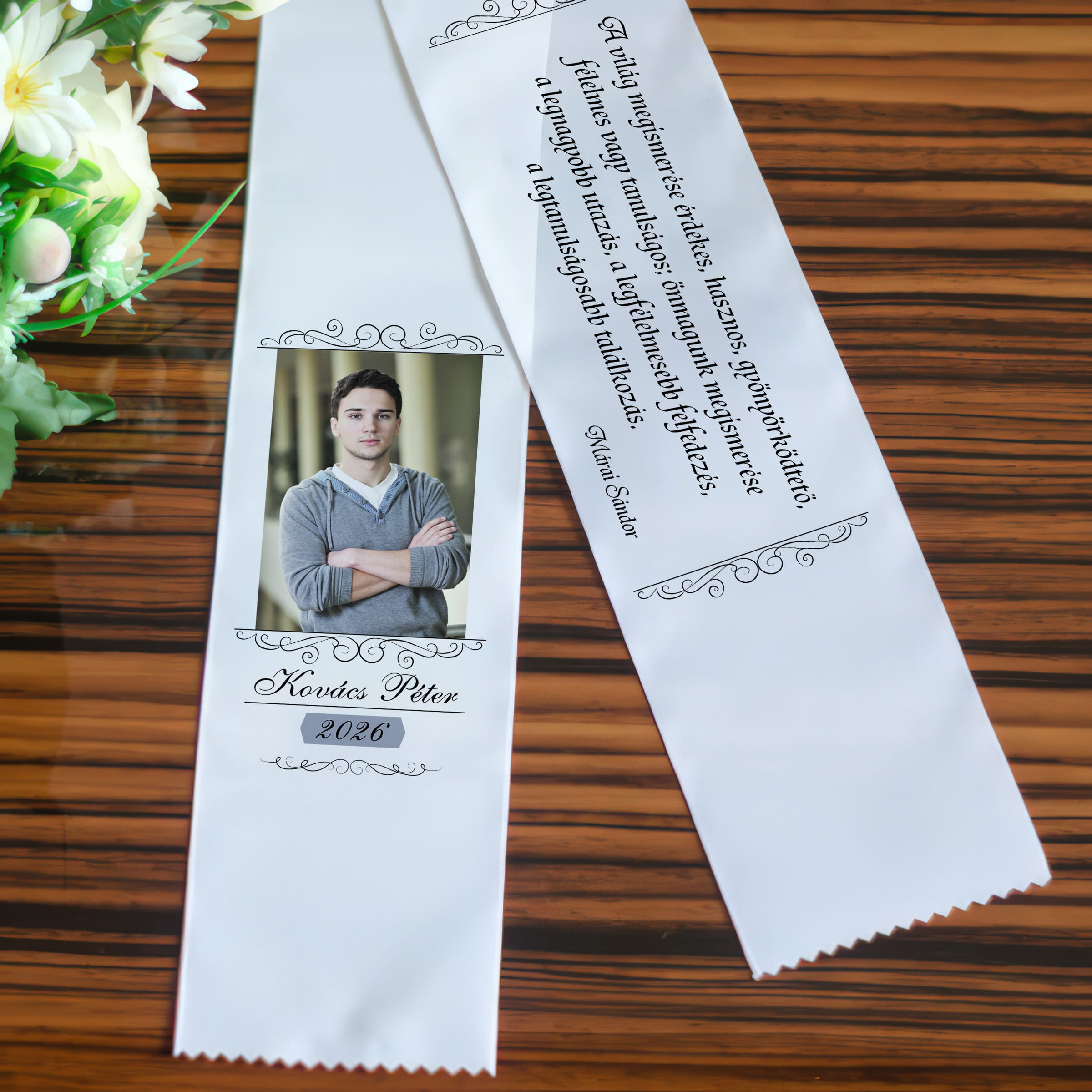 Egyedi ballagási szalag csokorra saját fotóval, névvel és idézettel – személyre szabható ballagási ajándék diákoknak.