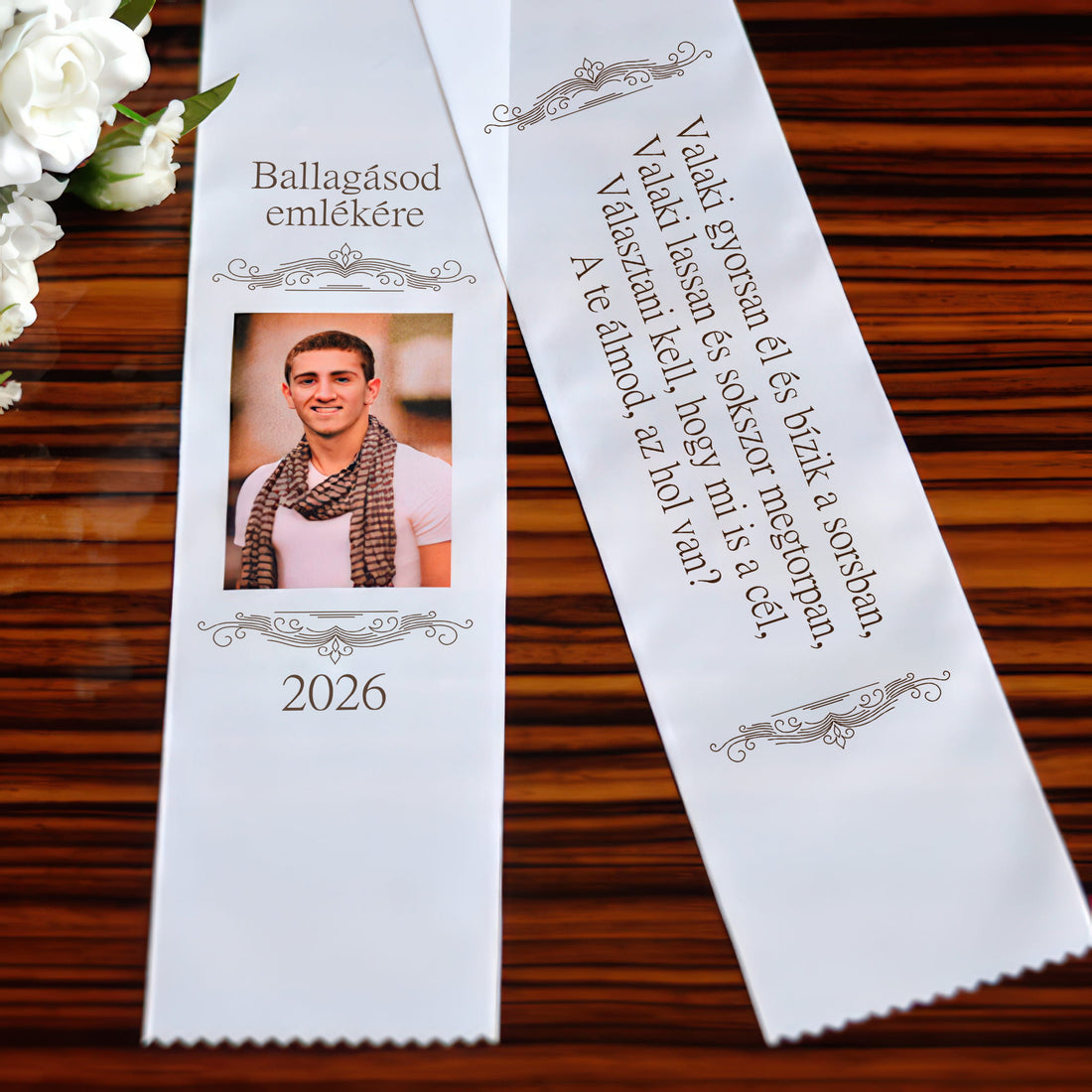 Egyedi fényképes ballagási szalag csokorra saját fotóval, évszámmal és idézettel – személyre szabható ballagási ajándék diákoknak.