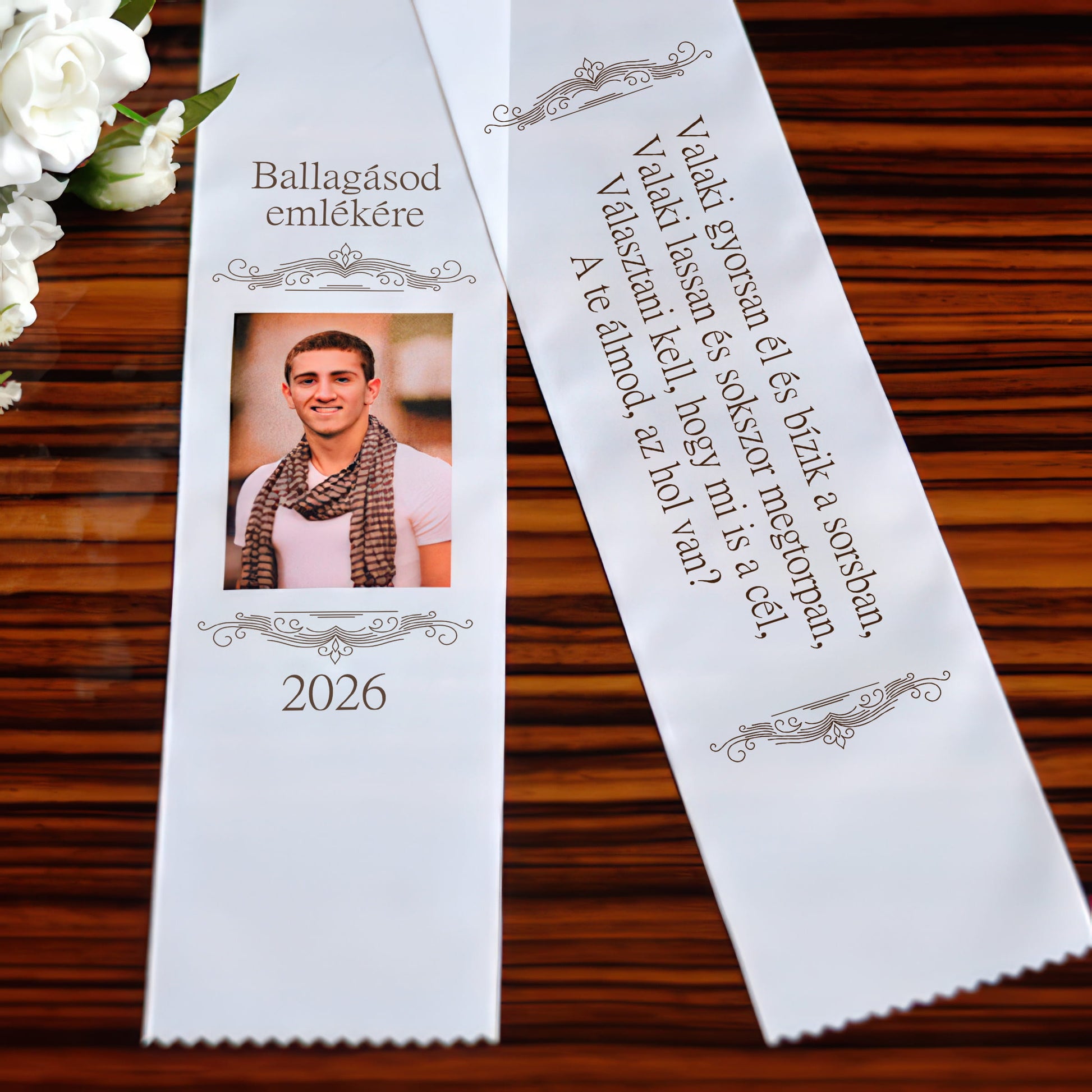 Egyedi fényképes ballagási szalag csokorra saját fotóval, évszámmal és idézettel – személyre szabható ballagási ajándék diákoknak.
