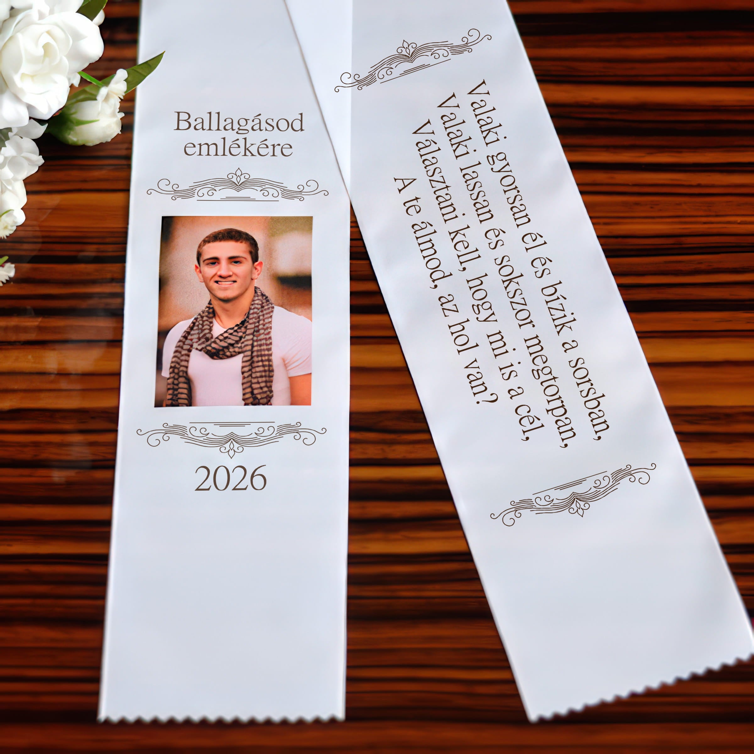 Egyedi fényképes ballagási szalag csokorra saját fotóval, évszámmal és idézettel – személyre szabható ballagási ajándék diákoknak.
