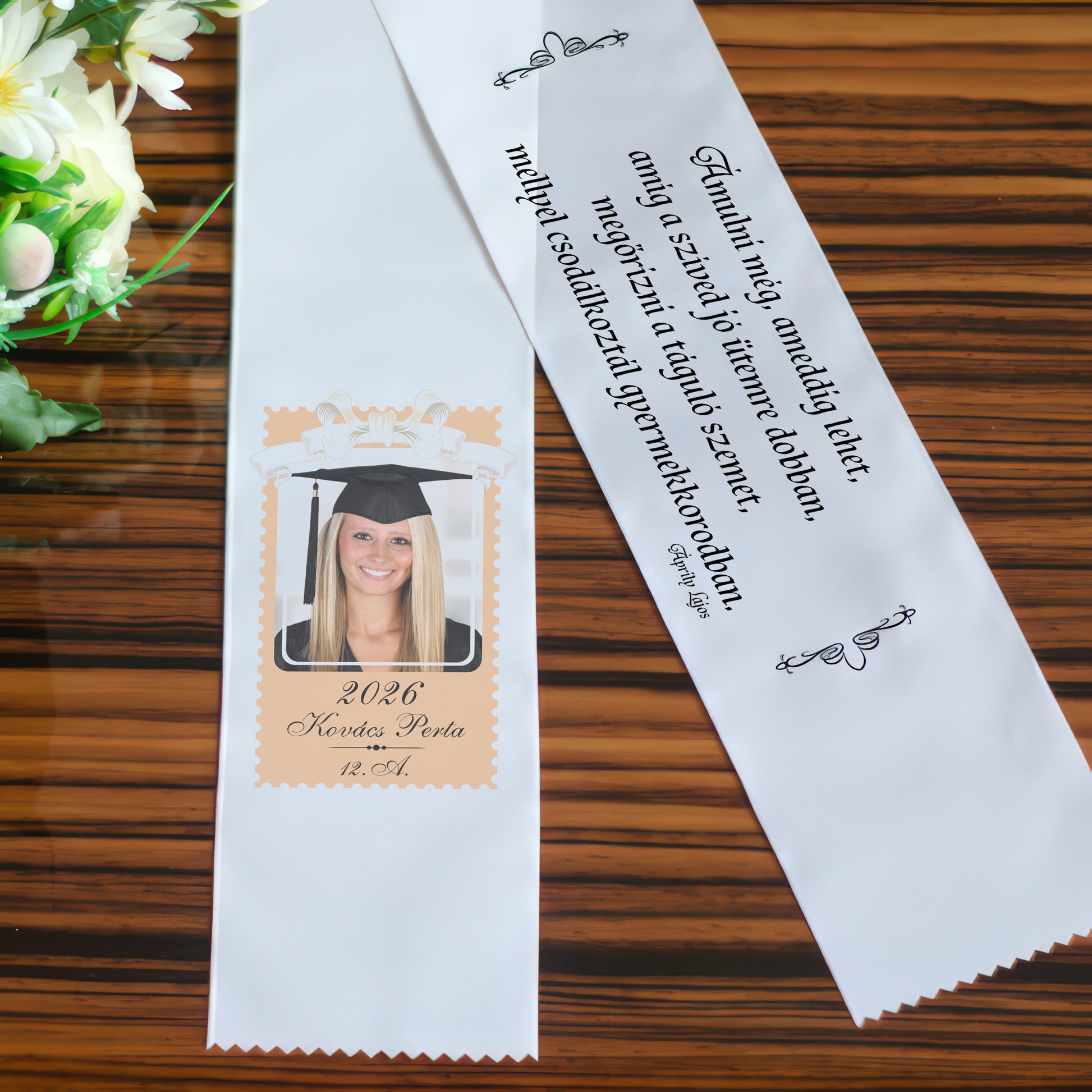 Egyedi fényképes ballagási szalag névvel, osztállyal és idézettel – személyre szabható ballagási ajándék csokorra
