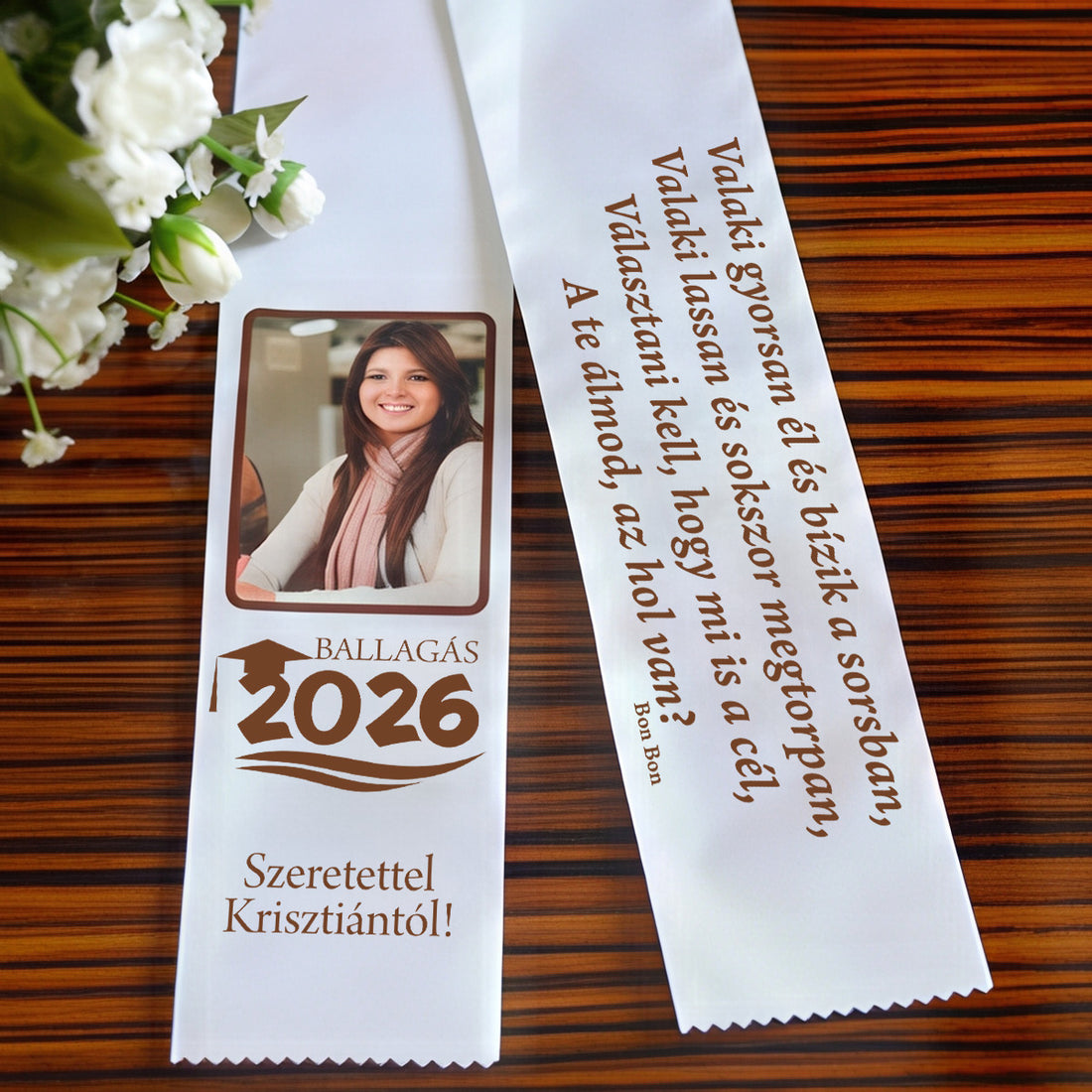 Egyedi fényképes ballagási szalag saját fotóval és idézettel, 7 cm széles, 150 cm hosszú csokordísz – személyre szabható ballagási ajándék diákoknak.