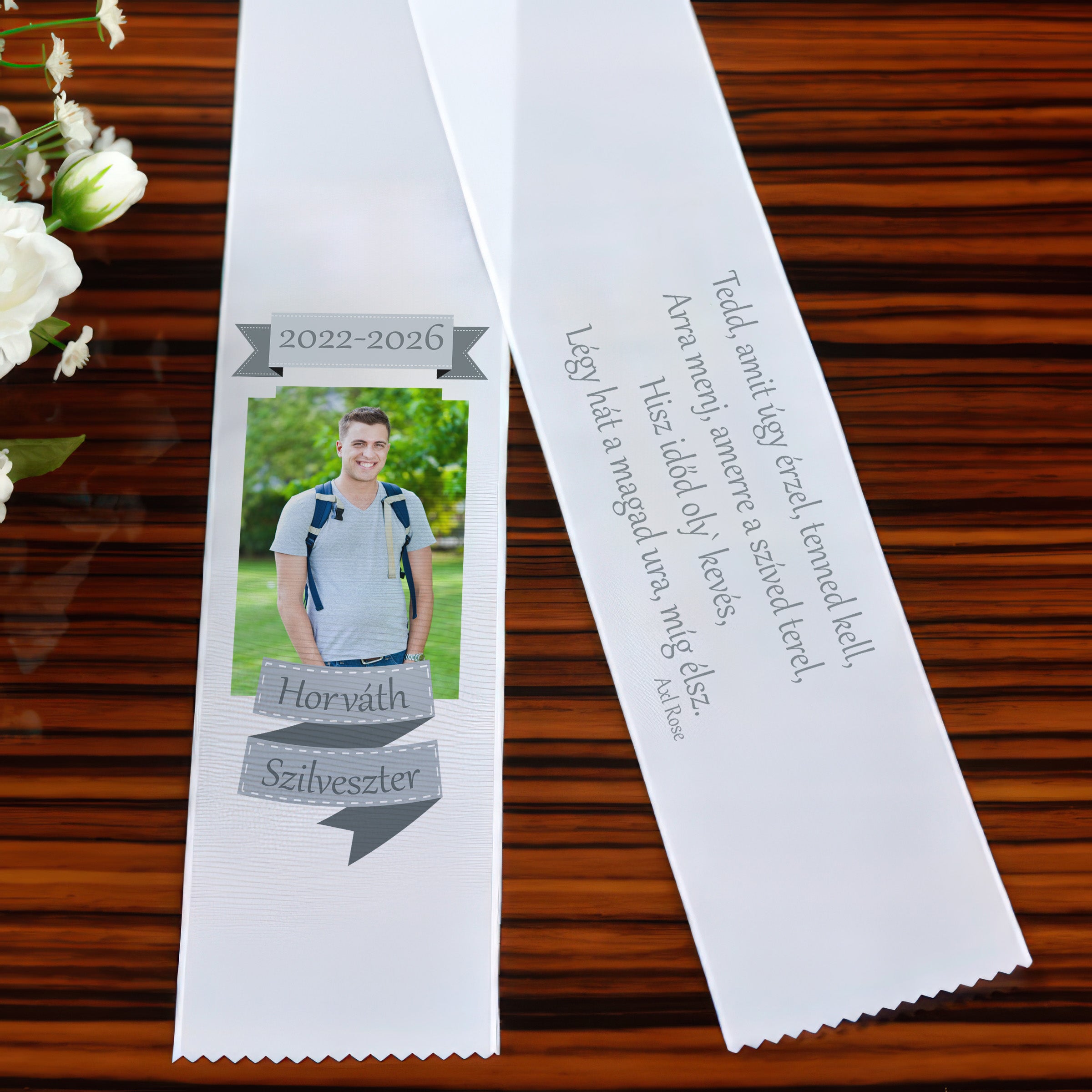 Egyedi fényképes ballagási szalag csokorra saját fotóval, névvel és idézettel – személyre szabható ballagási ajándék diákoknak.