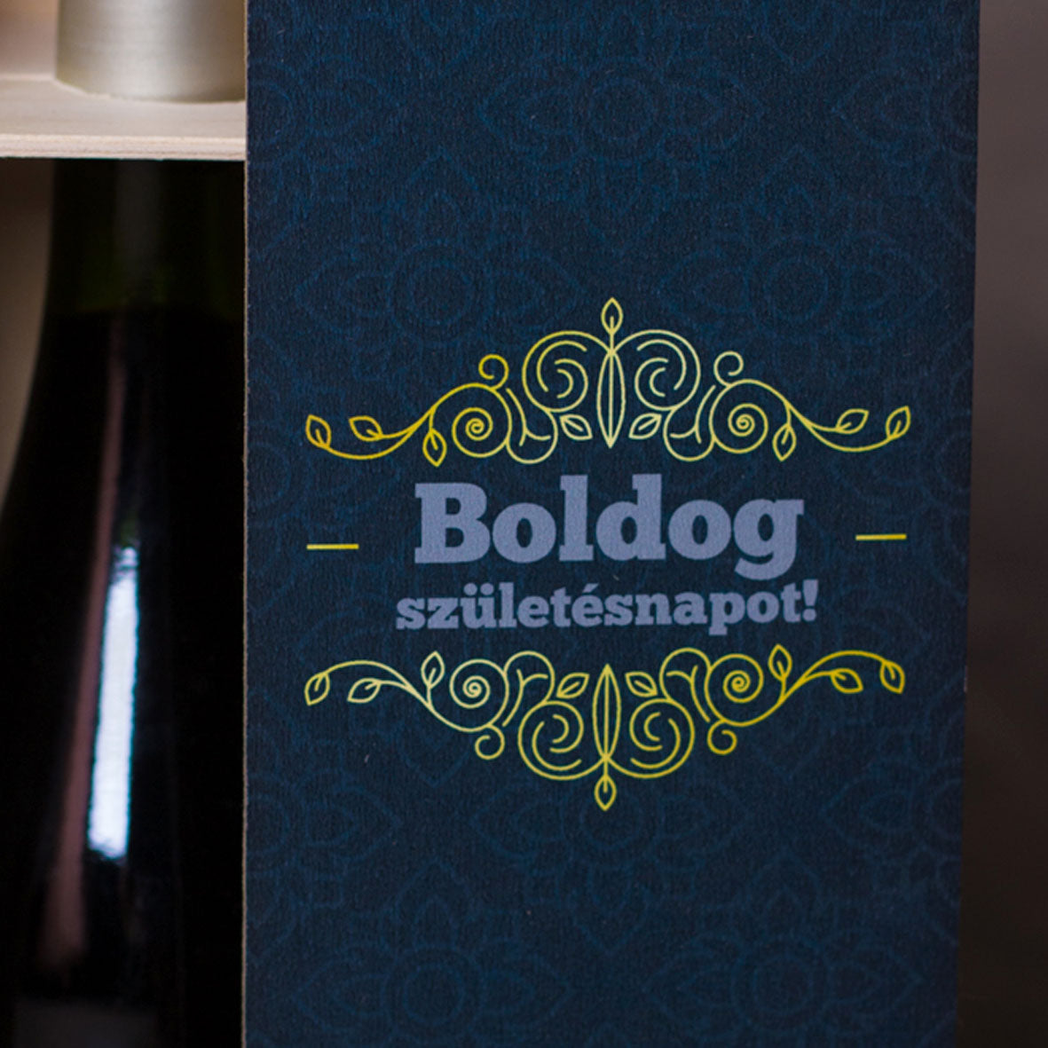 Egyedi borosüvegdoboz személyes felirattal, elegáns fa boros ajándékdoboz születésnapra vagy céges meglepetésnek, cserélhető szöveggel