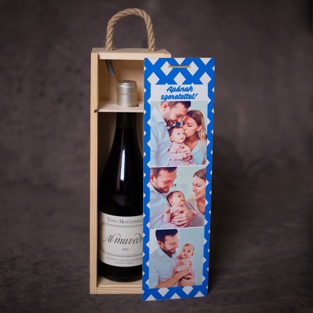 Egyedi fényképes borosüvegdoboz három cserélhető képpel és személyes felirattal, elegáns fa ajándékdoboz különleges alkalmakra