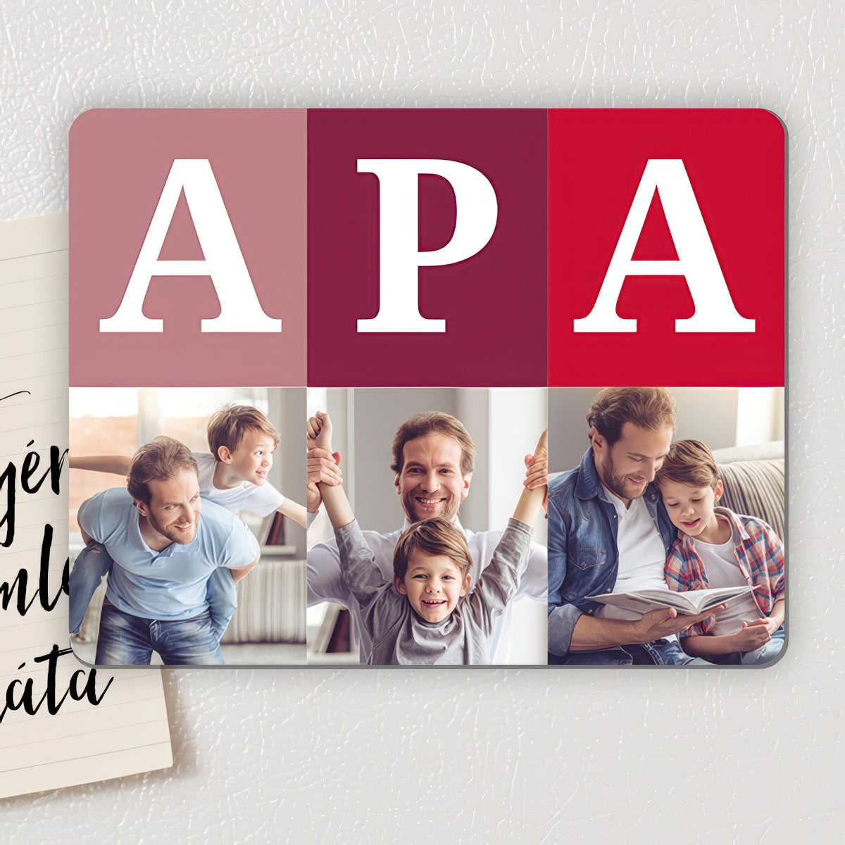 „APA” feliratú egyedi fényképes fa hűtőmágnes 70×90 mm méretben, fényes felülettel, a felirat alatt 3 cserélhető fotóval.