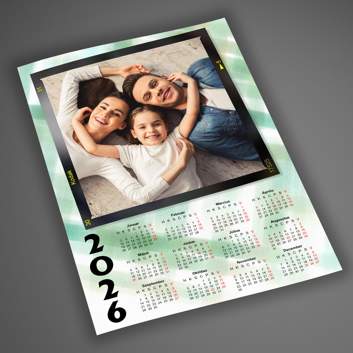 A4-es, laminált egyedi fényképes falinaptár 2026 modern, családbarát dizájnnal, klasszikus 1 lapos kivitelben, 12 hónappal és 1 szabadon cserélhető fotóval.