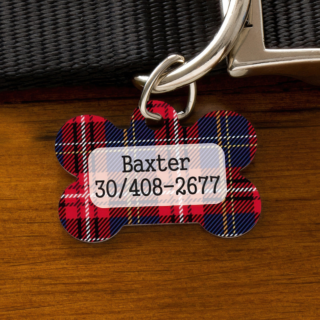 Csont alakú piros kockás fém kutyabiléta gravírozható névvel és telefonszámmal – személyre szabható azonosító biléta kutyák számára.