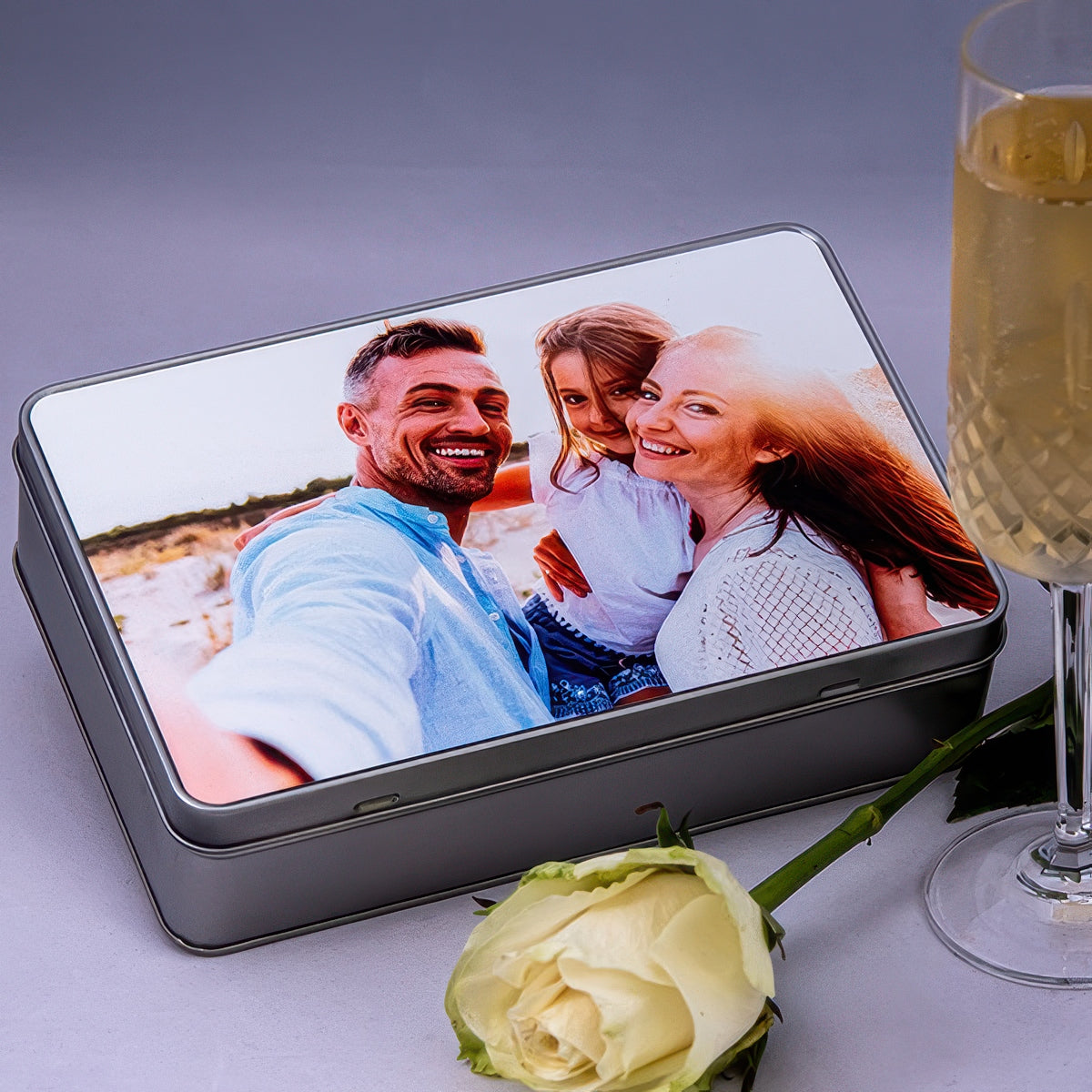Egyedi fényképes fémdoboz cserélhető saját fotóval, személyes és praktikus ajándék emlékek, apróságok vagy sütemények tárolására.