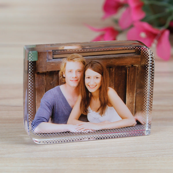 Egyedi fényképes fotókristály fekvő kivitelben, saját fotóval személyre szabva, elegáns ajándék pároknak, évfordulóra, esküvőre vagy különleges alkalmakra.
