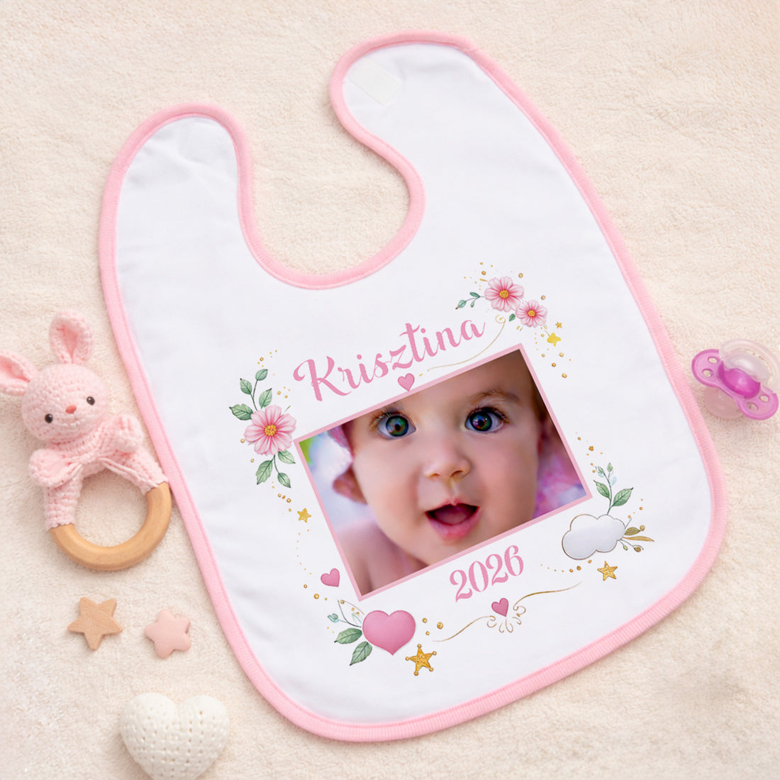 Egyedi fényképes, virágmintás baba előke rózsaszín szegéllyel, cserélhető névvel, évszámmal és saját fotóval.