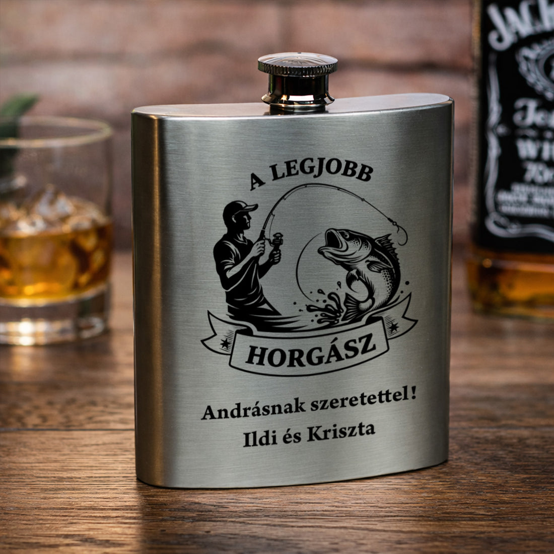 Egyedi „A Legjobb Horgász” rozsdamentes acél flaska 200 ml-es kivitelben, személyre szabható 2 soros felirattal, ajándék férfiaknak.