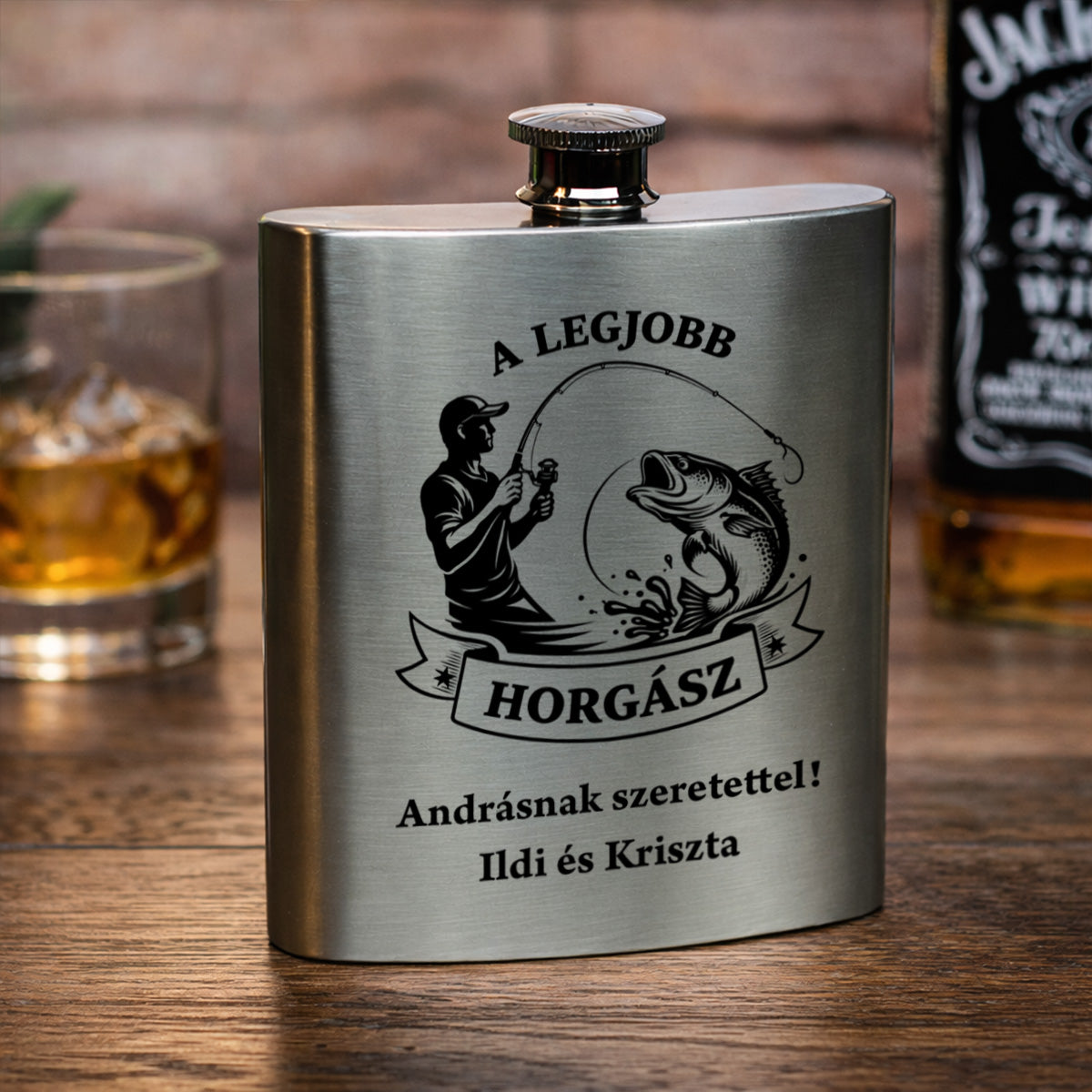 Egyedi „A Legjobb Horgász” rozsdamentes acél flaska 200 ml-es kivitelben, személyre szabható 2 soros felirattal, ajándék férfiaknak.