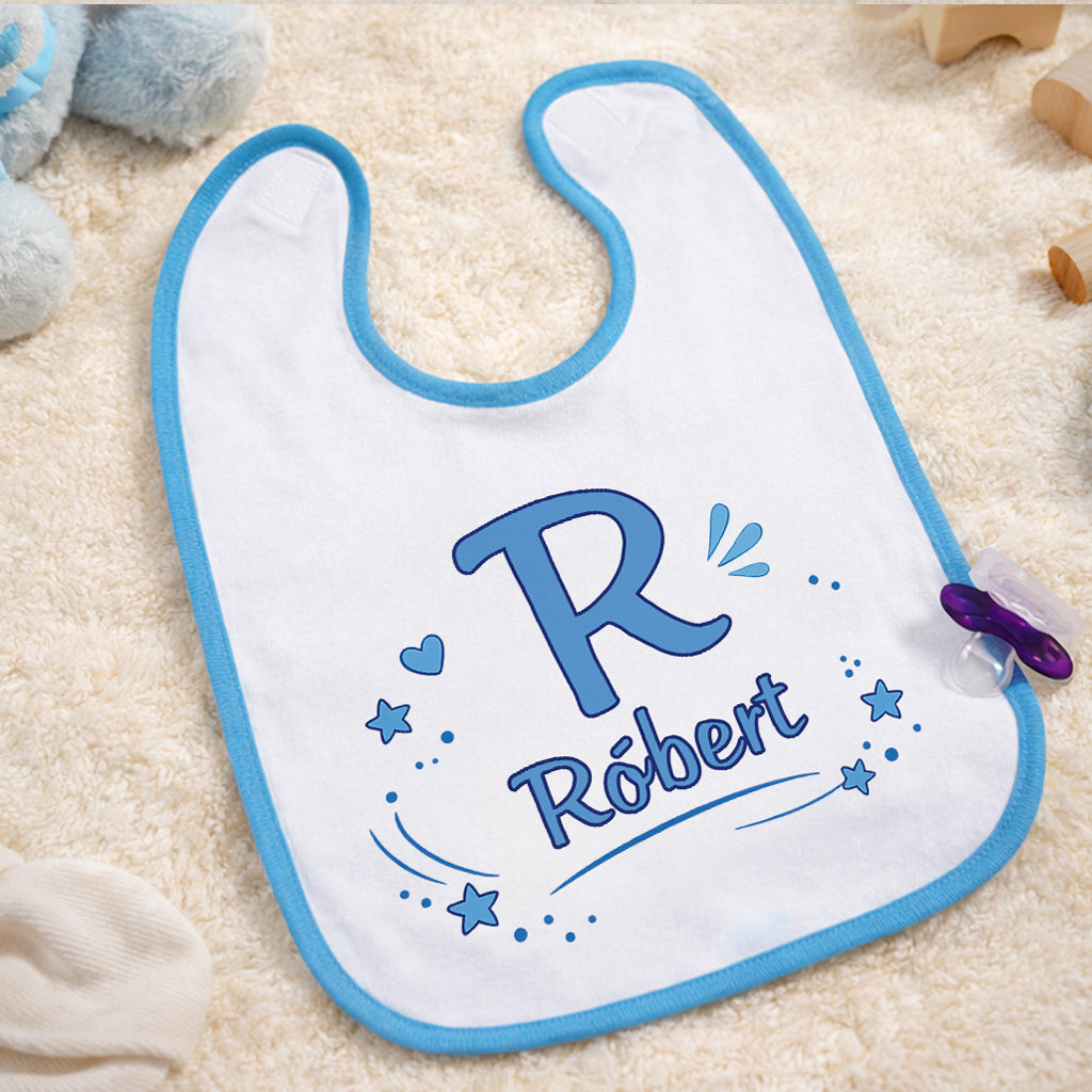 Egyedi névre szóló bébi előke kék szegéllyel, monogramos kezdőbetűvel és keresztnévvel, személyre szabható kivitelben kisfiúknak.