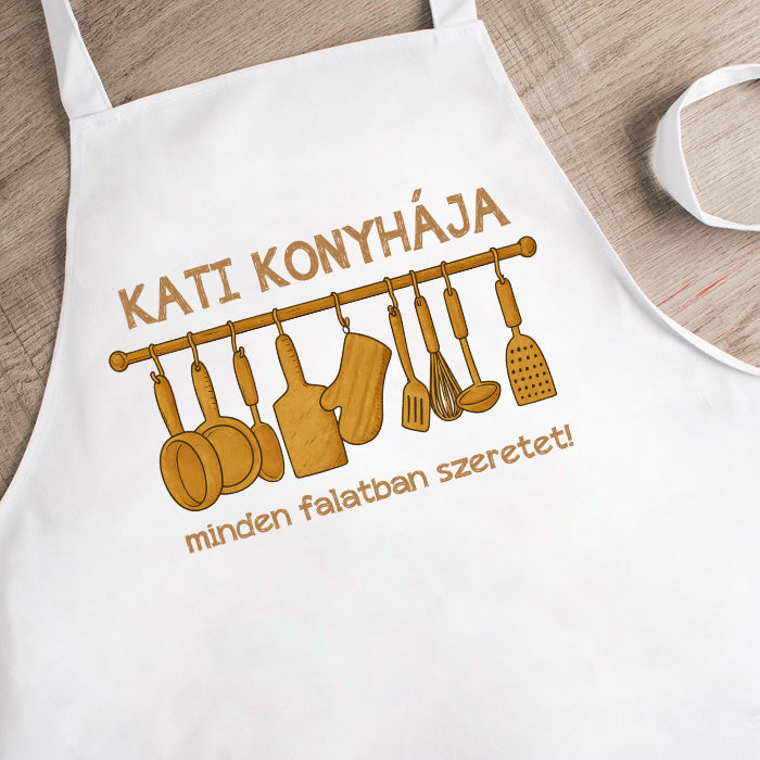 Egyedi kötény felirattal – fehér kötény konyhai eszköz grafikával, személyre szabható névvel, ajándék kötény