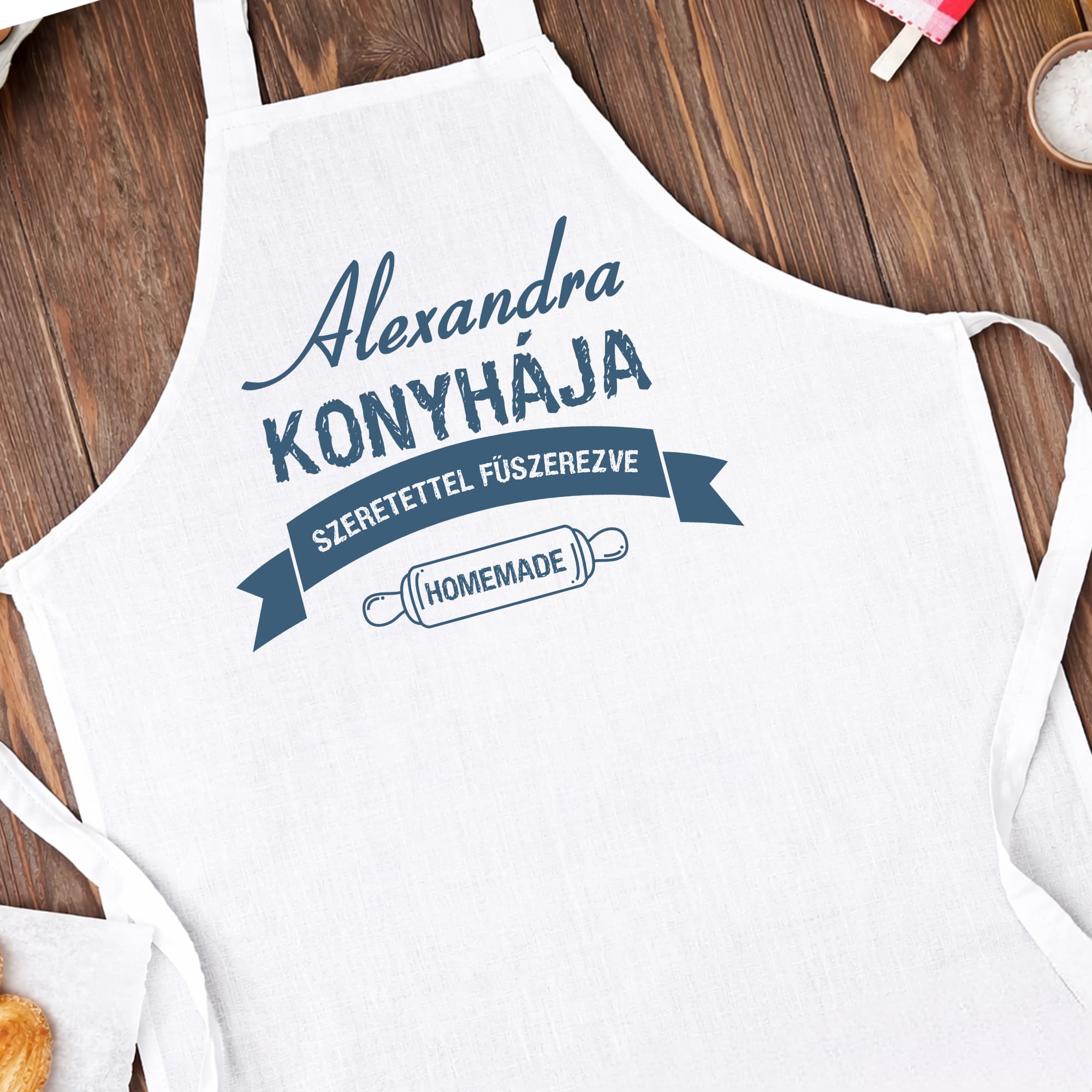 Egyedi kötény névvel – fehér kötény „Szeretettel fűszerezve – Homemade” felirattal, személyre szabható ajándék