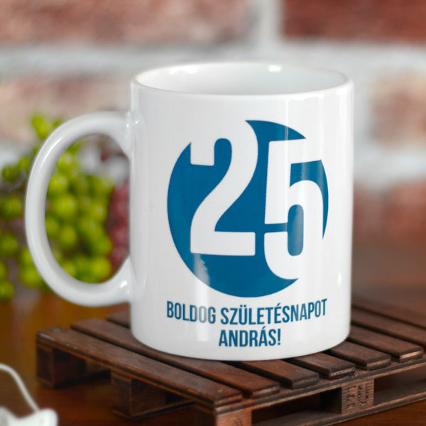 Egyedi születésnapi fehér bögre megadható évszámmal és felirattal, személyre szabható ajándék születésnapra.
